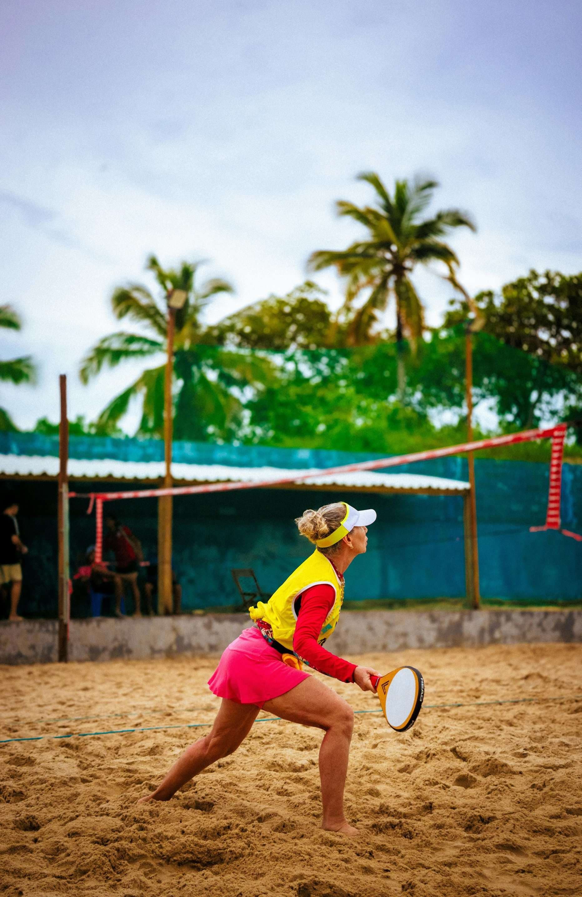 Atleta durante uma partida de beach tennis